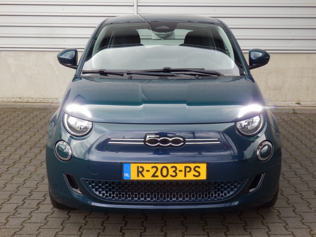 43163296-3.jpg
