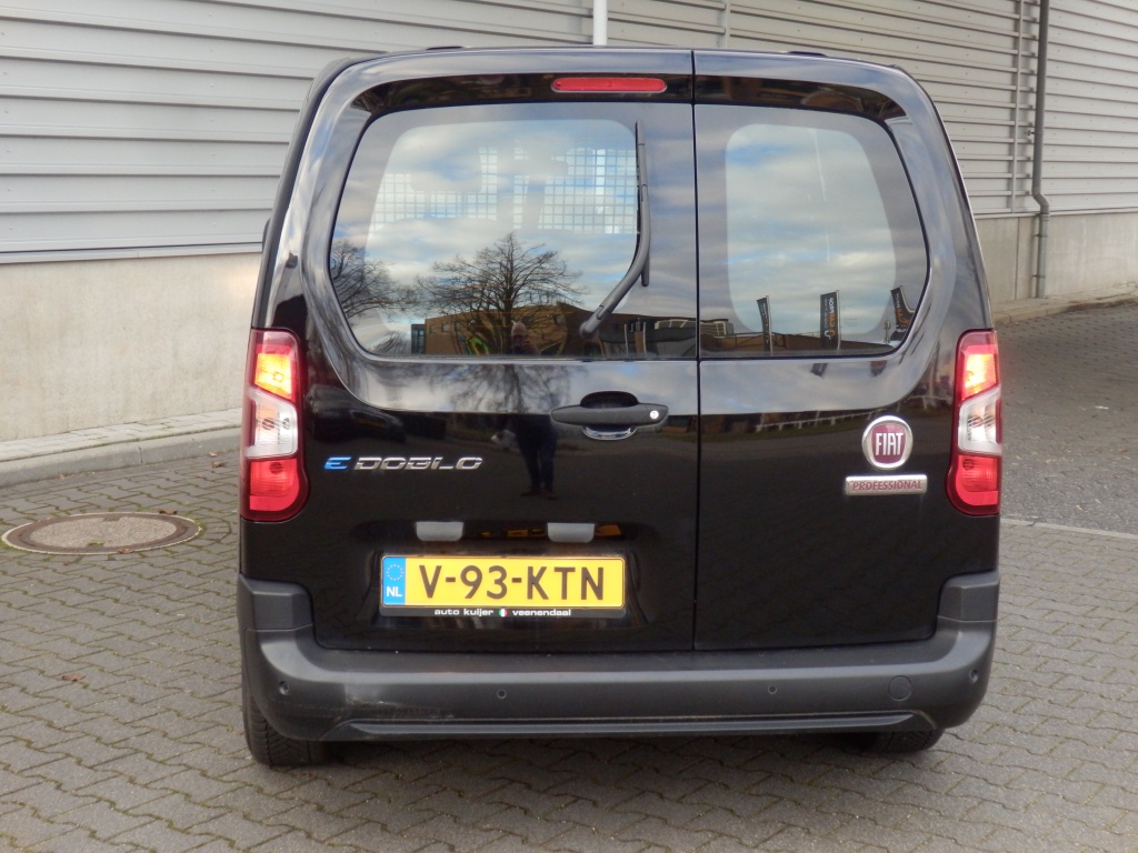 43267046-4.jpg