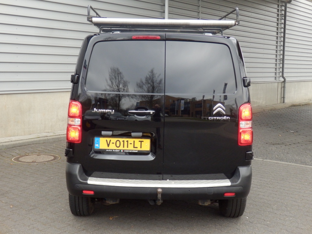 43819254-3.jpg