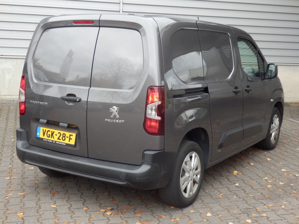 48377438-2.jpg