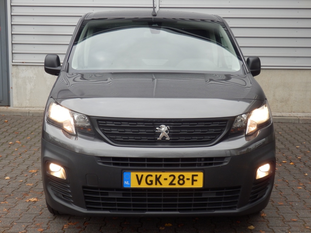 48377438-3.jpg