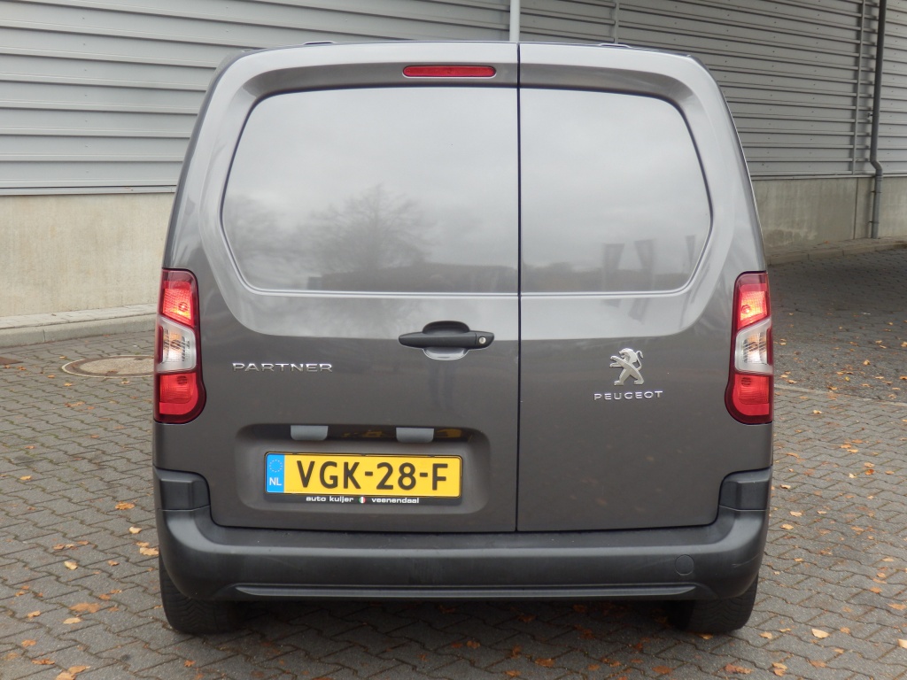 48377438-4.jpg