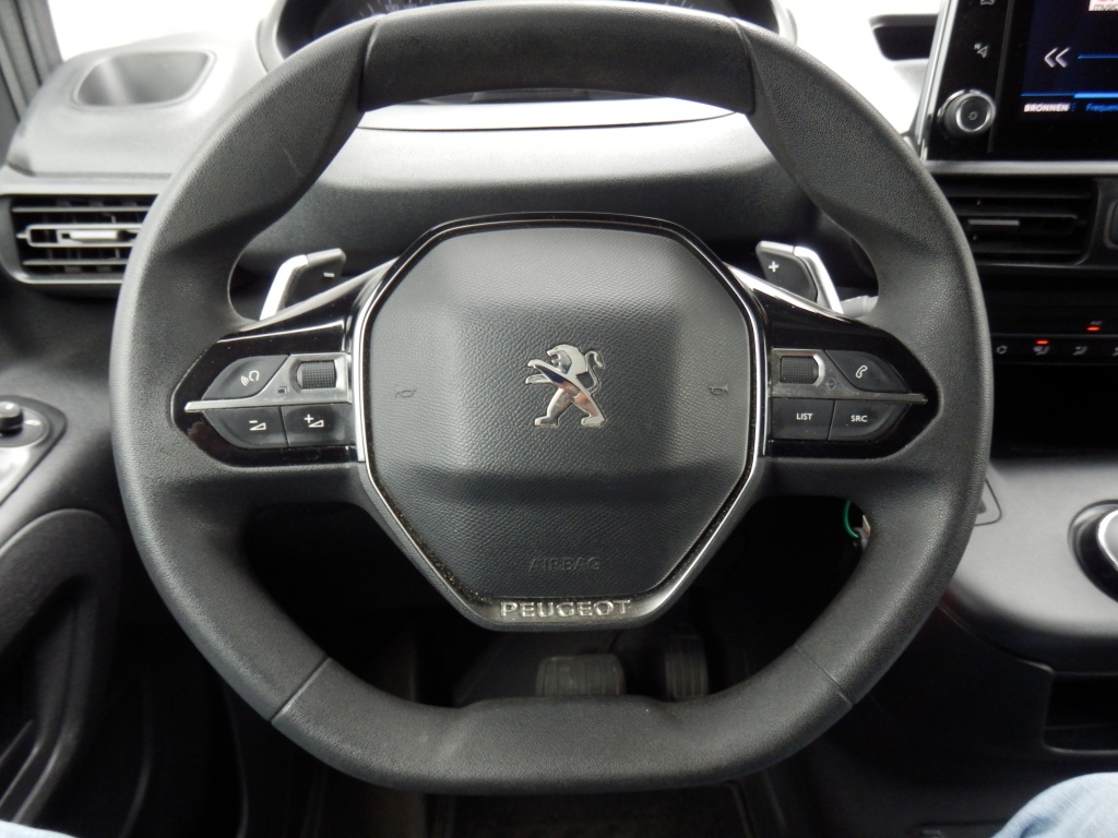 48377438-7.jpg